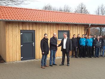 Im Rahmen einer Projektarbeit der Auszubildenden ist ein geräumiges Gerätehäuschen an der Grundschule Oberleichtersbach entstanden, das Hanse Haus-Geschäftsführer Marco Hammer (3. von links) an Schulleiter Andreas Kraus (ganz links) und Bürgermeister Dieter Muth übergab. Rolf Pralle