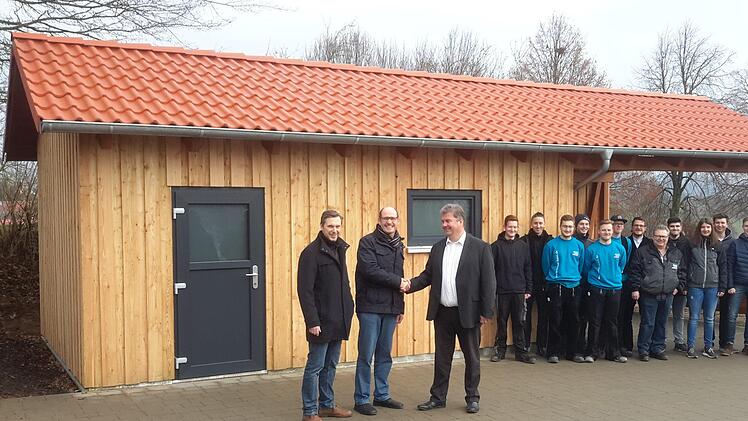 Im Rahmen einer Projektarbeit der Auszubildenden ist ein geräumiges Gerätehäuschen an der Grundschule Oberleichtersbach entstanden, das Hanse Haus-Geschäftsführer Marco Hammer (3. von links) an Schulleiter Andreas Kraus (ganz links) und Bürgermeister Dieter Muth übergab. Rolf Pralle