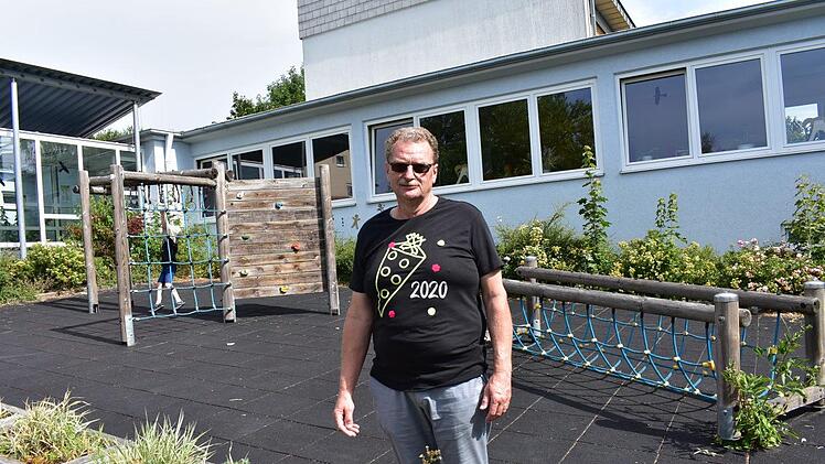 Den Pausenhof hat Klaus Wiehgärtner umgestaltet und erneuert.  Foto: Petra Malbrich