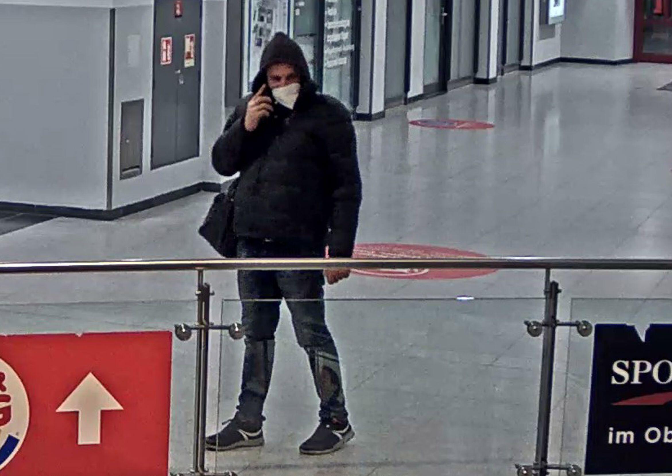 Nürnberg Unbekannter zieht schlafender Frau Plastiktüte über den Kopf Polizei mit Update