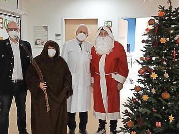 Auch Kinder im St. Elisabeth Krankenhaus &uuml;berraschte der Nikolaus der Kleinbracher Feuerwehr.