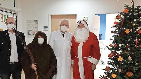 Auch Kinder im St. Elisabeth Krankenhaus &uuml;berraschte der Nikolaus der Kleinbracher Feuerwehr.