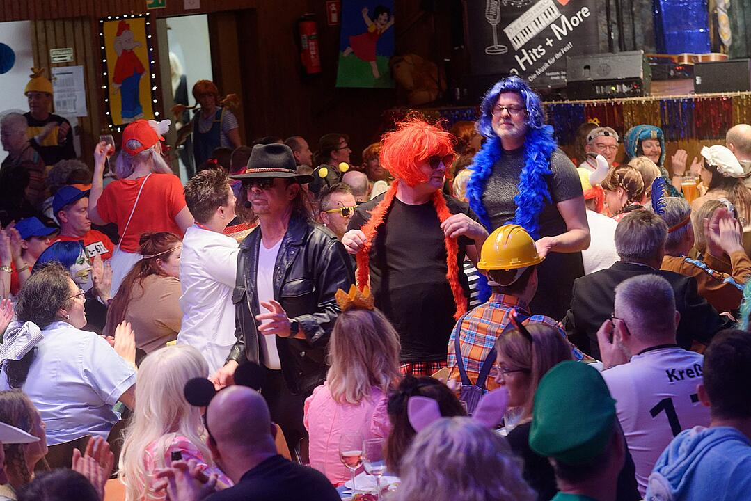 Super Kostüme, Show, Sketche und Tanz in Hirschaid!