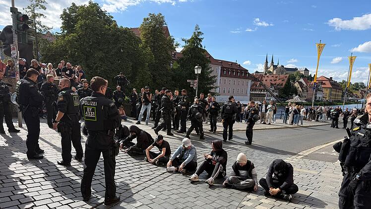 Gro&szlig;demonstrationen in Bamberg: Rechter Aufzug trifft auf Gegenprotest