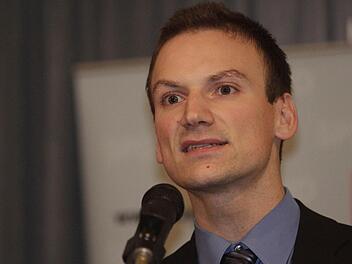 Der Kulmbacher SPD-Bundestagskandidat Simon Moritz überrascht beim Bezirksparteitag mit dem zweiten Männerplatz. Foto: Jochen Nützel