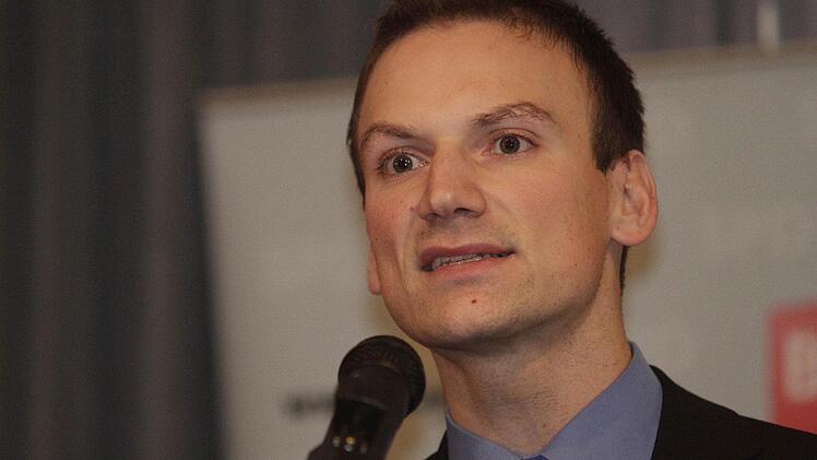 Der Kulmbacher SPD-Bundestagskandidat Simon Moritz überrascht beim Bezirksparteitag mit dem zweiten Männerplatz. Foto: Jochen Nützel