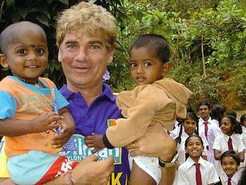 Michael Kreitmeir mit seinen Schützlingen in Sri Lanka