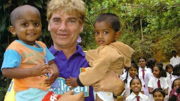 Michael Kreitmeir mit seinen Schützlingen in Sri Lanka