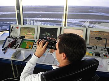 Ein unidentifiziertes Flugobjekt hat die Mitarbeiter des Bremer Airports verwirrt. Die Polizei ermittelt wegen Gefährdung des Flugverkehrs. Foto: Ingo Wagner/dpa