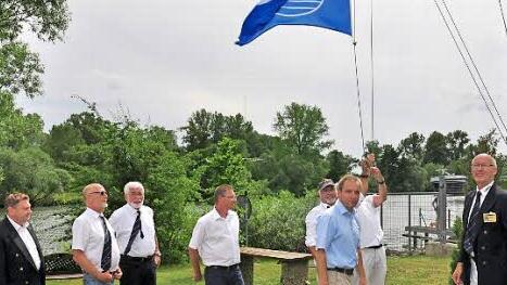 Der Motorbootclub Obertheres erhält das Umweltsymbol "Blaue Flagge" bereits zum 18. Mal in Folge. Reinhold Prell, Schatzmeister Jürgen Feiner, stellvertretender Vorsitzender Rudolf Bär, stellvertretender Hafenmeister Michel Appel, Hafenmeister Erich Kleedörfer, Bürgermeister Matthias Schneider (dahinter verdeckt: Ehrenkapitän Peter Reis) und Vorsitzenden Michael Calnbach freuten sich. Foto: Ulrike Langer