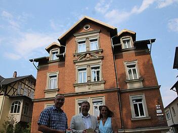 Mit Fledermaus- und Stadtbildplakette (von links): Harald Zürl, Hans-Heinrich Eidt und Theresia Zürl vor dem Haus Gartenstraße 3. Fotos: Simone Bastian