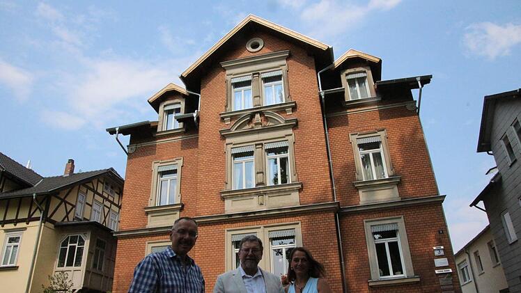 Mit Fledermaus- und Stadtbildplakette (von links): Harald Zürl, Hans-Heinrich Eidt und Theresia Zürl vor dem Haus Gartenstraße 3. Fotos: Simone Bastian