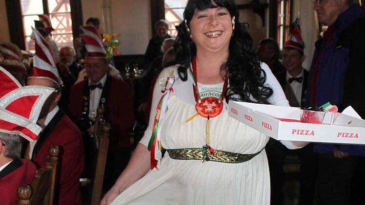 Närrin Margit Schnapp alias Mamma Mirácoli tänzelt durch den ehrwürdigen Sitzungssaal. Foto: Markus Häggberg