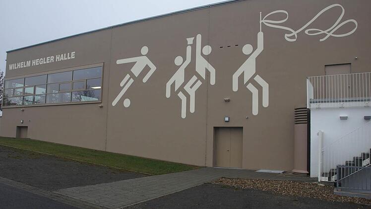 An der Außenwand in Richtung Eltingshausen wurden vor kurzem noch Logos von Basket- und Fußball sowie Gymnastik angebracht.  Foto: Stefan Geiger