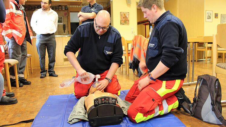 Manuelle Reanimation gehört für die HvOs zur grundlegenden Ausbildung. Foto: Julia Raab