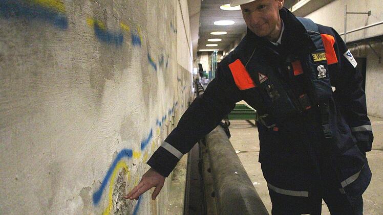 In den Wänden haben sich Risse gebildet. Foto: Christian Bauriedel