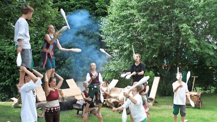 In ihrem Lager im Schlossgraben wurde zwischen den Auftritten trainiert.