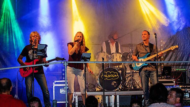 Die Kultband "Heaven" begeisterte die Kirchweihbesucher in der Sonntagnacht. Foto: Klaus Gagel