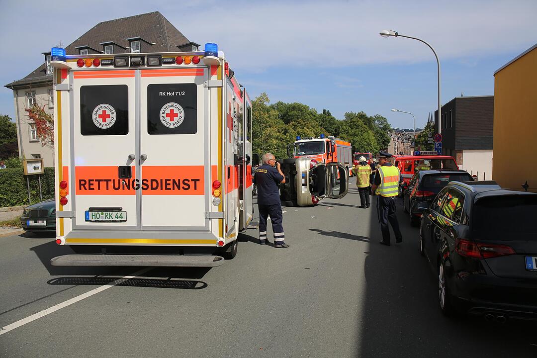 Hof: Autofahrerin kracht in geparktes Fahrzeug und wird schwer verletzt