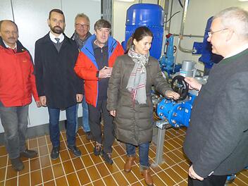 Im Hochbehälter Debert beim Aufdrehen der  Verbindungsleistung (v. l.): Wassermeister Harald  Herbach, Stadtwerkechef Jürgen Fiedler, Michael Richter (WWA), Günther Prem  (WWA), Bürgermeisterin Christiane Meyer und Bürgermeister Hanngörg  Zimmermann. Foto: Thomas Weichert