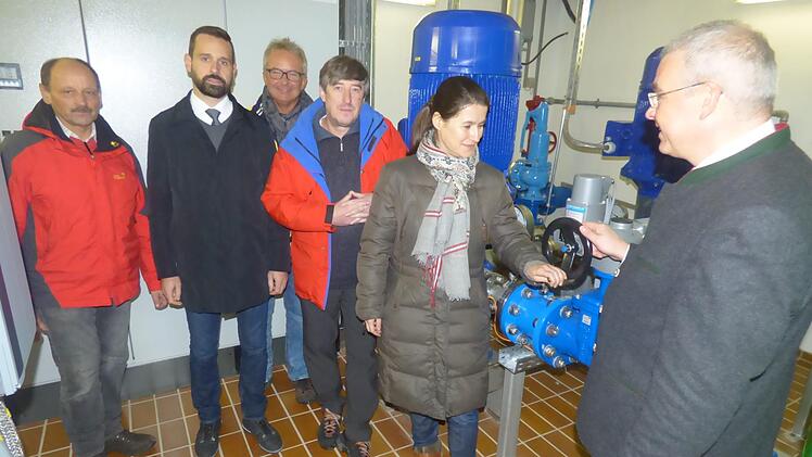 Im Hochbehälter Debert beim Aufdrehen der  Verbindungsleistung (v. l.): Wassermeister Harald  Herbach, Stadtwerkechef Jürgen Fiedler, Michael Richter (WWA), Günther Prem  (WWA), Bürgermeisterin Christiane Meyer und Bürgermeister Hanngörg  Zimmermann. Foto: Thomas Weichert
