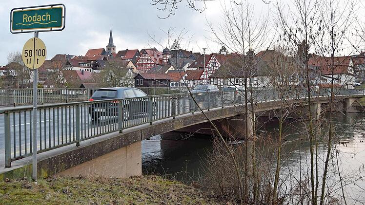 Die Rodachbrücke in Marktzeuln wird ab Mitte April saniert und für den Verkehr gesperrt. Foto: Andreas Welz