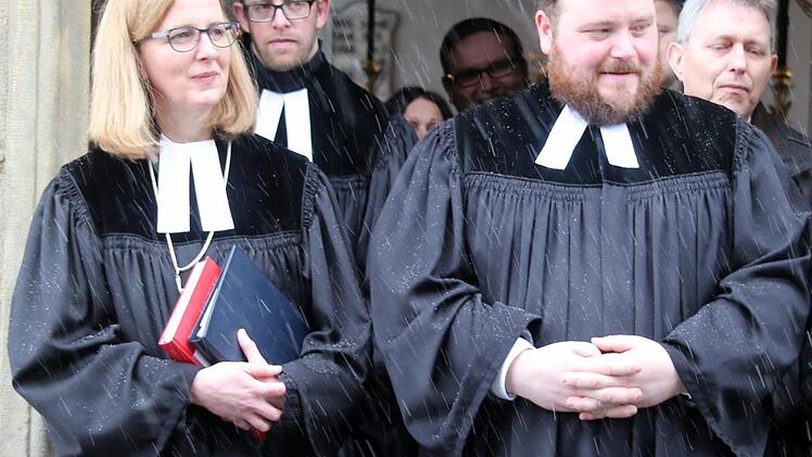 Seit 1. Januar 2018 ist Tobias Knötig "Pfarrer auf Lebenszeit". Am Sonntag wurde der Heilgersdorfer Geistliche von Dekanin Stefanie Ott-Frühwald (Michelau, links) während eines Festgottesdienstes in der Kirche "Zu unserer lieben Frauen" in seinem Amt installiert. Foto: Bettina Knauth