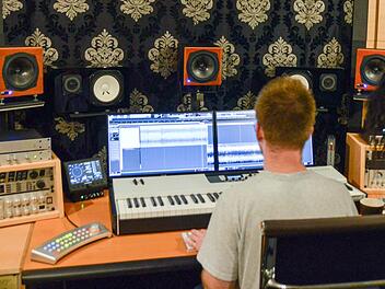 Die neue Version von "We are the world" wurde in einem Studio in Hemhofen (oben) produziert.  Foto: privat