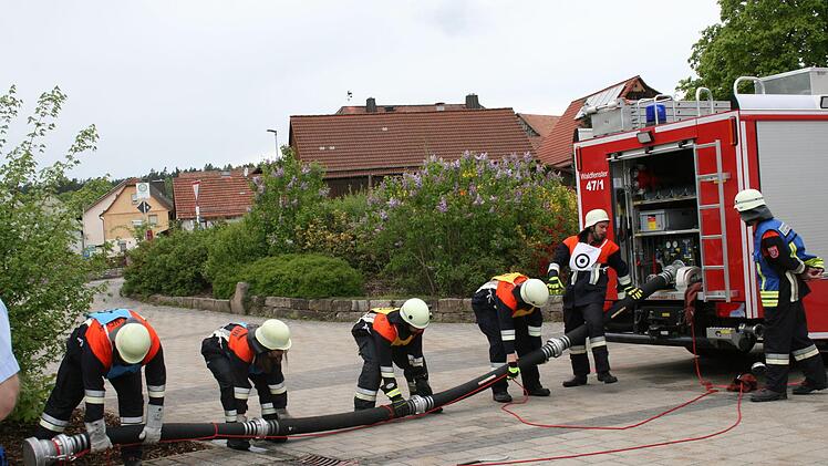 Bei der Leistungsprüfung der Feuerwehr Waldfenster traten drei Gruppen in unterschiedlichen Abnahmestufen  an. Erst  nach der Trockensaugprobe, bei der sich zeigt, ob alle Kupplungen fest verschlossen sind, ist dieser Test bestanden. Gabriele Sell