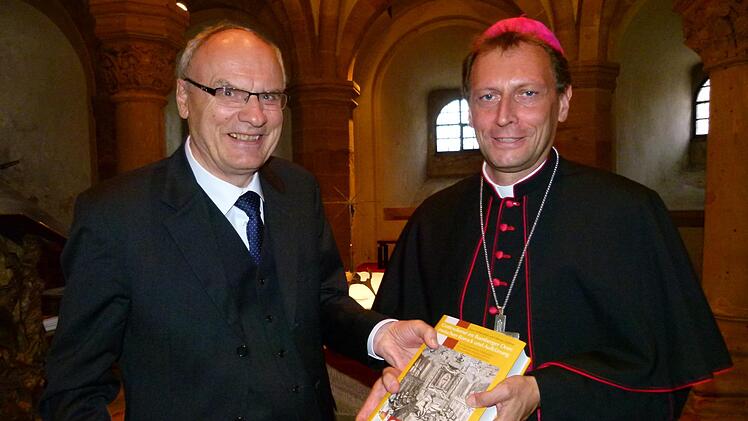 Co-Autor Werner Zeißner überreichte Weihbischof Herwig Gössl ein druckfrisches Exemplar des neuen Buches. Professor Franz Kohlschein konnte nicht dabei sein.