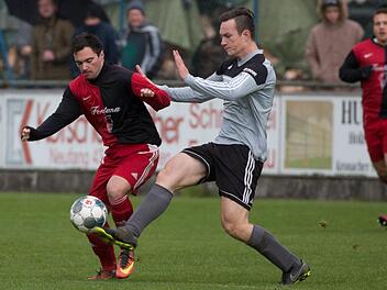 Der Steinberger Spielertrainer Pascal Zei&szlig; (graues Trikot) kann vor dem Wei&szlig;enbrunner Mittelfeldspieler Christopher Schneider kl&auml;ren.  Foto: Heinrich Wei&szlig;
