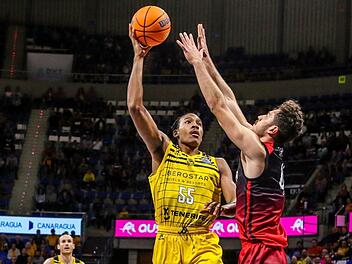 Der Neu-Bamberger Darion Atkins schlie&szlig;t im Trikot von Iberostar Teneriffa im Heimspiel gegen Gaziantep in der Zone ab.  Foto: Imago/Zuma Press
