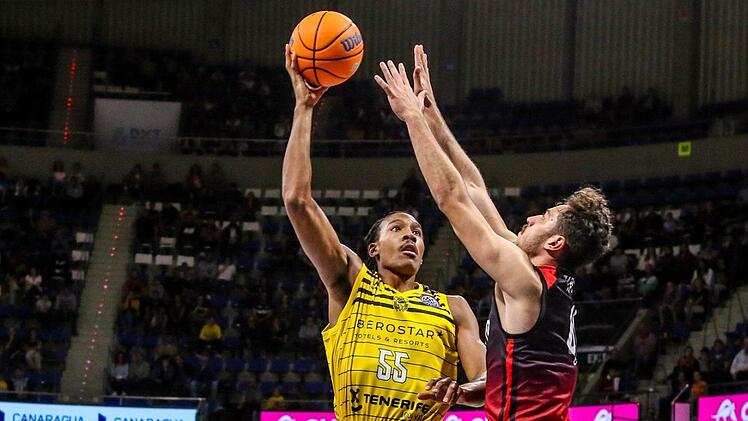 Der Neu-Bamberger Darion Atkins schlie&szlig;t im Trikot von Iberostar Teneriffa im Heimspiel gegen Gaziantep in der Zone ab.  Foto: Imago/Zuma Press