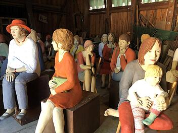 Nicht die Terrakotta-Armee: Die Bayerisches Staatsbad Bad Kissingen GmbH hat die Figuren der  Würzburger Künstlerin Hilde Würtheim zunächst eingelagert. Foto: Nina Albert, Bayer. Staatsbad Bad Kissingen GmbH