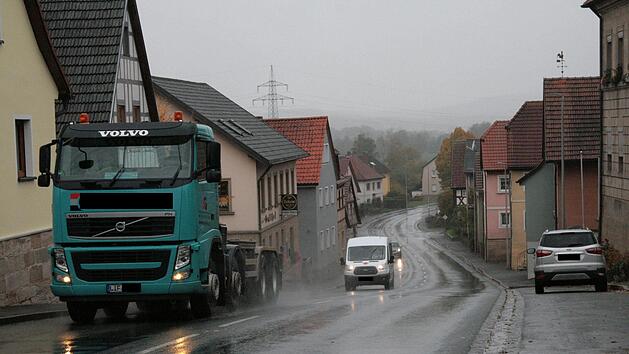 Die Mainrother wollen die Stra&szlig;e aus dem Ort haben. Doch der Bau der Umgehung ist umstritten, von den Nachbarn aus Rothwind/Fassoldshof kommt Widerstand. Foto: J&uuml;rgen G&auml;rtner