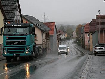 Die Mainrother wollen die Straße aus dem Ort haben. Doch der Bau der Umgehung ist umstritten, von den Nachbarn aus Rothwind/Fassoldshof kommt Widerstand. Foto: Jürgen Gärtner