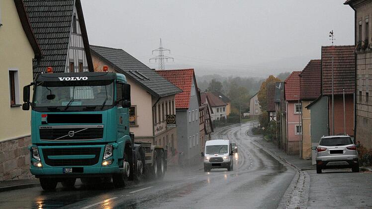 Die Mainrother wollen die Straße aus dem Ort haben. Doch der Bau der Umgehung ist umstritten, von den Nachbarn aus Rothwind/Fassoldshof kommt Widerstand. Foto: Jürgen Gärtner