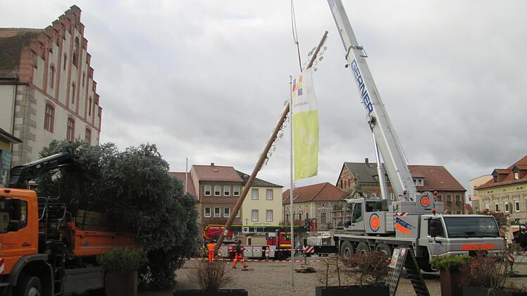 Der Zunftbaum musste dem Christbaum weichen. Vier Schwerlast-Fahrzeuge und ein Dutzend Männer wurden für den Wechsel benötigt.
