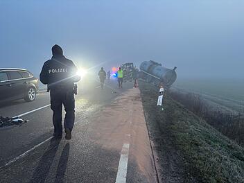 Schwerer Unfall im dichten Nebel: Totalschaden, herausgerissene Achse und Folgeunfall