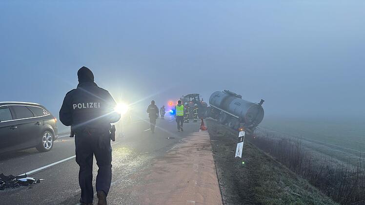 Schwerer Unfall im dichten Nebel: Totalschaden, herausgerissene Achse und Folgeunfall