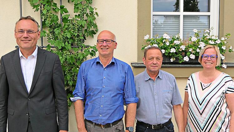 Beim Wasserzweckverband Knetzgau-Sand-Wonfurt fand ein personeller Wechsel statt. B&uuml;rgermeister Stefan Seubert (links) verabschiedete den langj&auml;hrigen Verbandsvorsitzenden Stefan Paulus sowie Gesch&auml;ftsf&uuml;hrer Robert Selig und begr&uuml;&szlig;te zugleich dess...