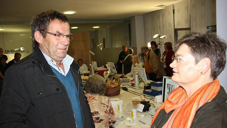 Alfred Molitor unterhält sich angeregt mit Sigrid Klein von der Buchhandlung Schöningh.