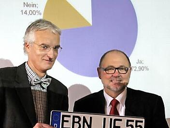 Das Ergebnis einer Befragung, die zwei Studentinnen der Hochschule Heilbronn auf dem Eberner Marktplatz durchgeführt hatten, präsentierten Prof. Ralf Borchert und Bürgermeister Robert Herrmann zusammen mit einem denkbaren Kennzeichen Ende vergangenen Jahres. Fast 73 Prozent der Teilnehmer sprachen sich für eine Rückkehr von EBN aus, 14 Prozent dagegen. Archivfoto: Ralf Kestel