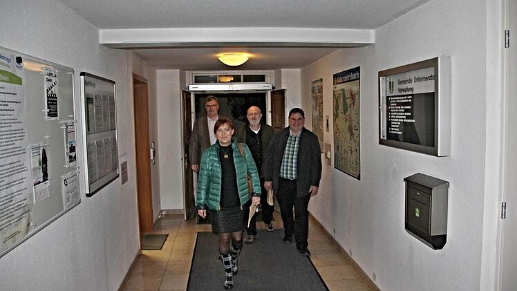 Auch der Eingangsbereich des Rathauses Untermerzbach soll umgestaltet werden. Hier (von links) Bürgermeister Helmut Dietz, Gemeinderätin Birgit Finzel, Verwaltungsleiter Edgar Maier und Gemeinderat Dieter Reisenweber, die zur Ratssitzung schreiten.  Foto: Helmut Will