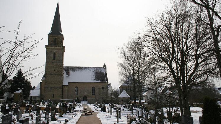 Der Gemeinderat beschloss eine Änderung der Friedhofssatzung, die künftig auf dem neuen Teil sowohl ebenerdige wie auch über dem Grasniveau hinausgehende Grabumrandungen erlaubt. Foto: fra-press