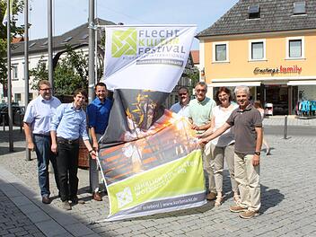 Bürgermeister Andreas Hügerich (Mitte) bedankte sich bei einem "tollen Team", das an der Vorbereitung des Korbmarktes beteiligt ist. Im Bild von links Christian Hoh als Vertreter einer von drei Brauereien, Citymanager und Stadtmarketing-Vorsitzender Steffen Hofmann, Hügerich, Manfred Rauh, Geschäftsführer des Vereins Zentrum europäischer Flechtkultur (ZEF), Manfred Diller (Geschäftsleiter der Stadt Lichtenfels), Elke Sünkel von der Werbegemeinschaft "Treffpunkt" und Harald Fischer, Leiter der...