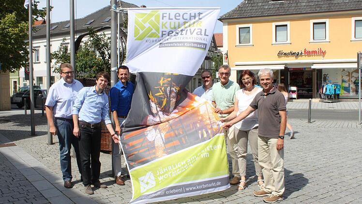 Bürgermeister Andreas Hügerich (Mitte) bedankte sich bei einem "tollen Team", das an der Vorbereitung des Korbmarktes beteiligt ist. Im Bild von links Christian Hoh als Vertreter einer von drei Brauereien, Citymanager und Stadtmarketing-Vorsitzender Steffen Hofmann, Hügerich, Manfred Rauh, Geschäftsführer des Vereins Zentrum europäischer Flechtkultur (ZEF), Manfred Diller (Geschäftsleiter der Stadt Lichtenfels), Elke Sünkel von der Werbegemeinschaft "Treffpunkt" und Harald Fischer, Leiter der...