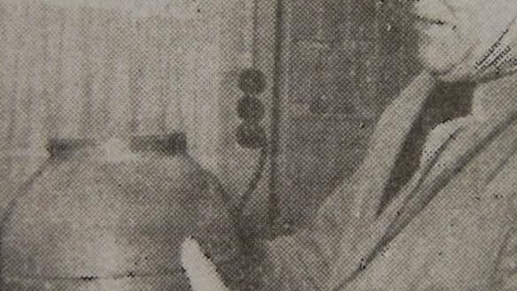 Fritz Stöcklein 1957 auf einem Zeitungsfoto in seiner Spenglerei.Foto: Archiv Schweinfurter Tagblatt