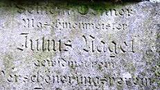 Eine Steintafel erinnert an den Namensgeber des Nagelsbrunnens. Sie ist stark beschädigt und wurde entfernt. Foto: Siegfried Kimmel