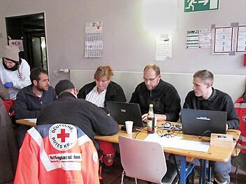 Im Oktober halfen die BRK-Ehrenamtlichen noch bei der Registrierung (sitzend von links: Nicole Klebeg, Daniel Lorz und Marcel Bergmann).